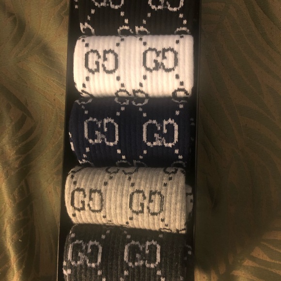 Gucci Red and Green Striped w/ Classic Bee symbol - Picture 2 of 14